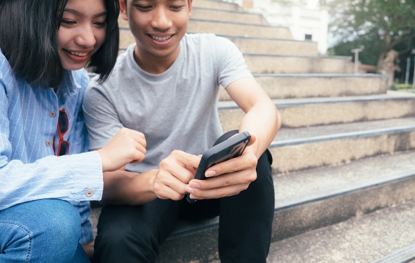 teens on phone